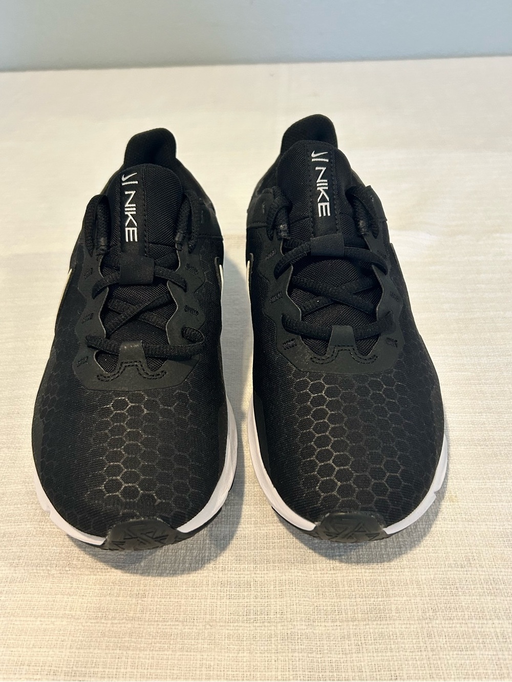 Nike Legend Essential 2 Women’s Training Shoes Size 8.5 Black White NWOB